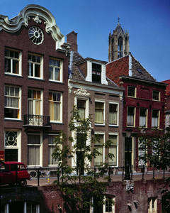 845006 Gezicht op de voorgevels van de huizen Nieuwegracht 15 (links)- lager te Utrecht; op de achtergrond de spits van ...